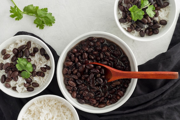 Frijoles rojos laicos planos con arroz en un recipiente