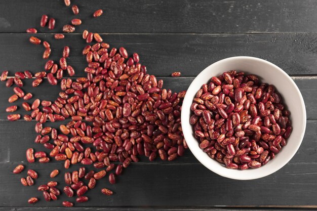 Frijoles rojos en mesa de madera