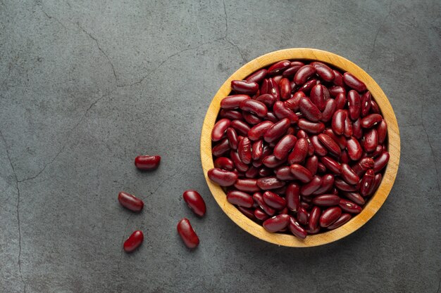 Frijoles rojos en una pequeña placa de madera