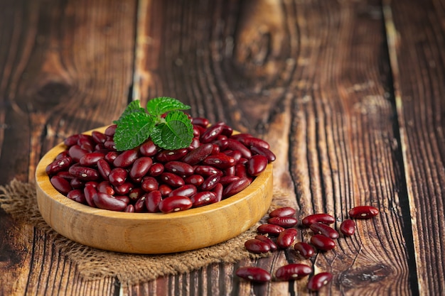 Frijoles rojos en una pequeña placa de madera