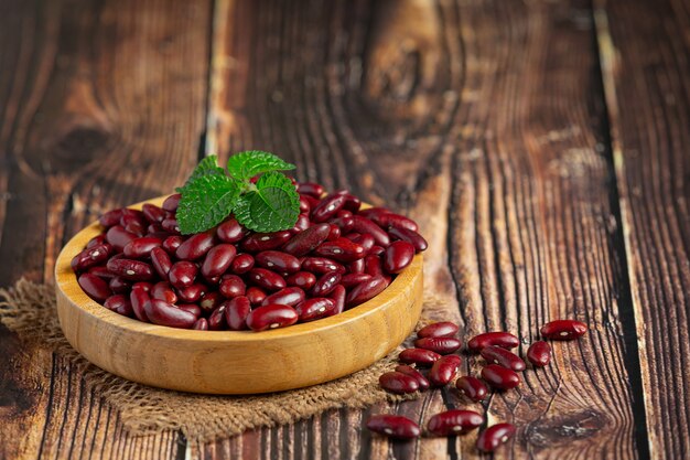 Frijoles rojos en una pequeña placa de madera