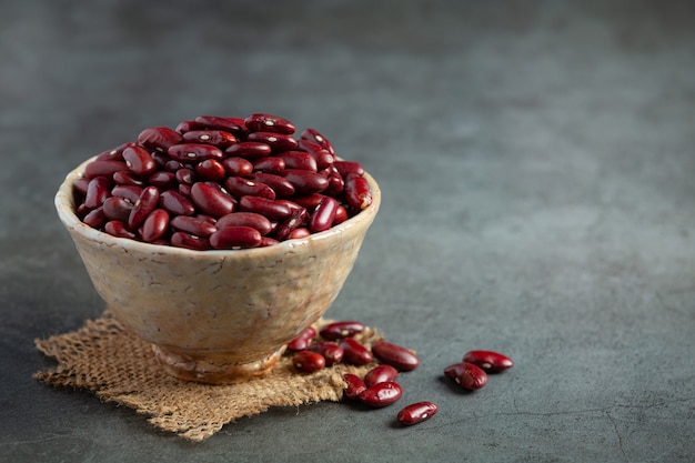 Frijoles rojos en un tazón pequeño, coloque sobre tela de saco