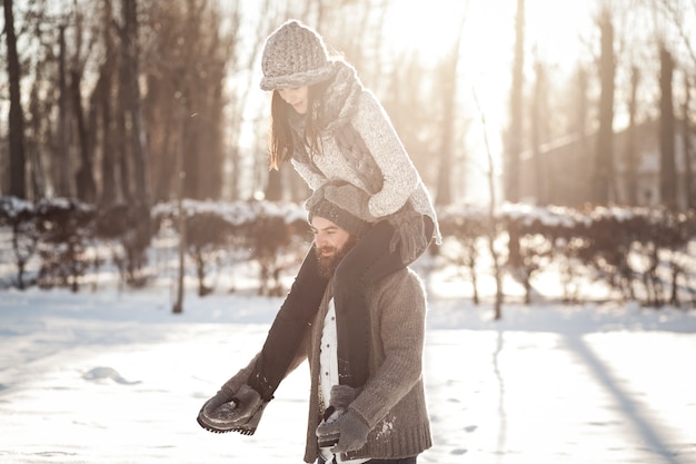 Foto gratuita frío pareja familia fondo día