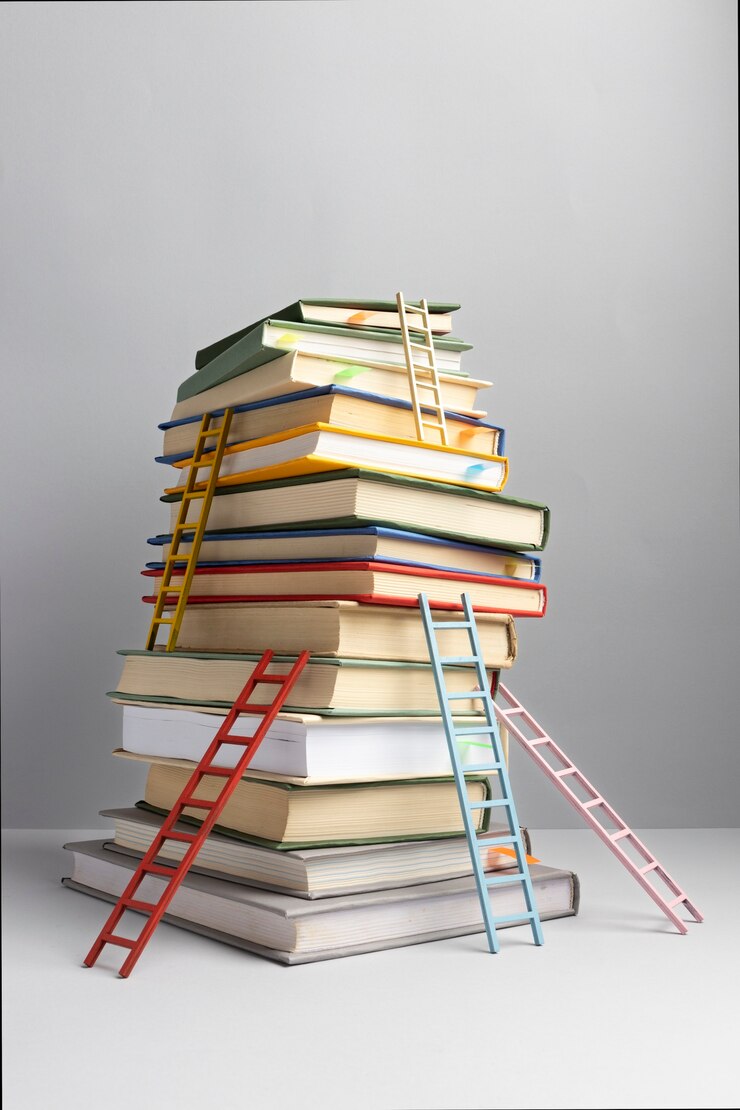 Photo Gratis front view of stacked books and ladders with copy space for education day
