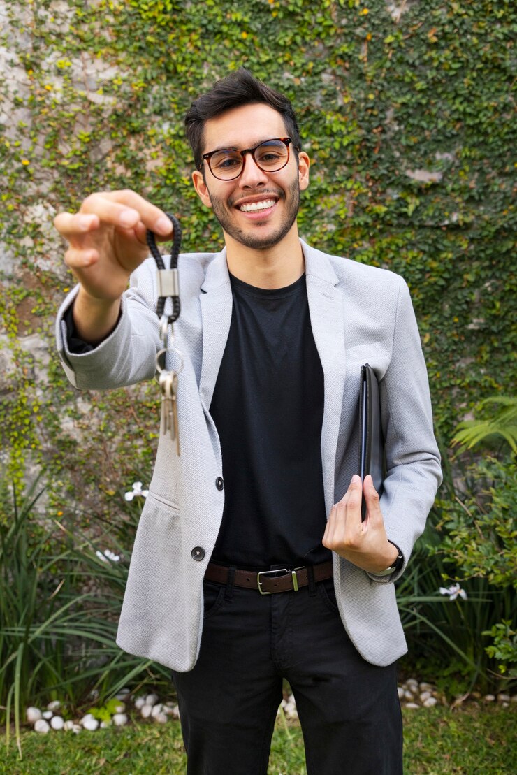 Photo Gratis front view real estate agent working