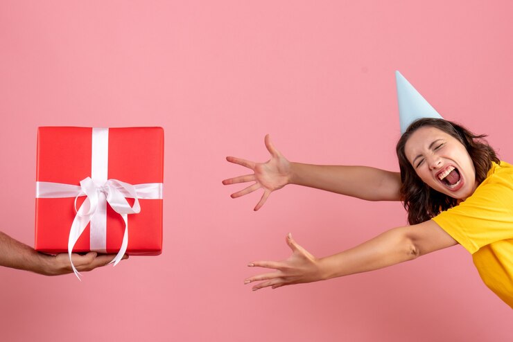 Photo Gratis front view young female accepting present from male on pink 