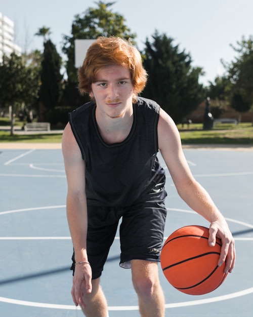 Frot vista de niño jugando baloncesto