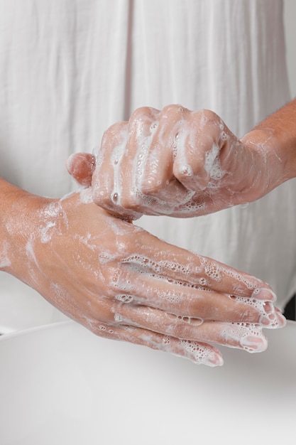 Frotarse las manos con agua y jabón.