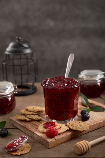 Fruta del bosque casera deliciosa mermelada en un frasco