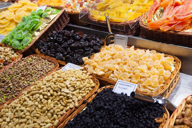 fruta confitada y cacahuetes en el mostrador