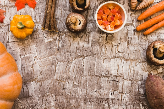 Fruta confitada y ramitas en medio de verduras