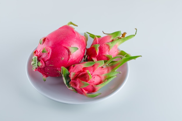 Fruta del dragón en un plato, vista de ángulo alto.