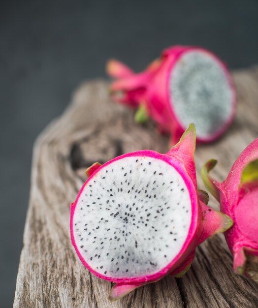 Fruta del dragón en una tabla de madera