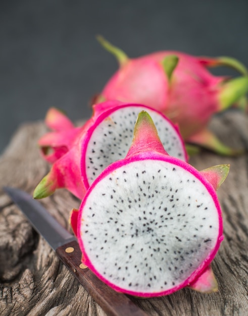 Fruta del dragón en una tabla de madera