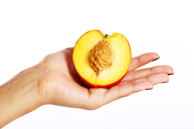 Fruta durazno en mano de mujer