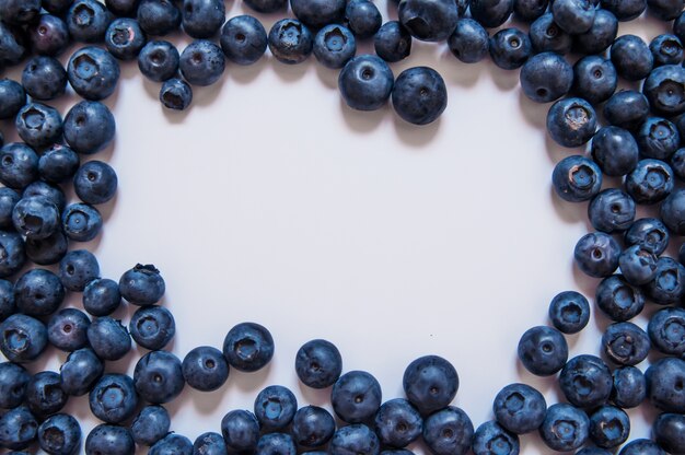 Fruta fresca dulce de arándano y hoja de menta con copia espacio. Comida sana del postre. Grupo de bayas orgánicas jugosas azules maduras. Para el sitio web, diseño de la bandera. Aislados en fondo blanco.