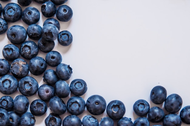 Fruta fresca dulce de arándano y hoja de menta con copia espacio. Comida sana del postre. Grupo de bayas orgánicas jugosas azules maduras. Para el sitio web, diseño de la bandera. Aislados en fondo blanco.