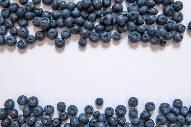 Fruta fresca dulce de arándano y hoja de menta con copia espacio. Comida sana del postre. Grupo de bayas orgánicas jugosas azules maduras. Para el sitio web, diseño de la bandera. Aislados en fondo blanco.