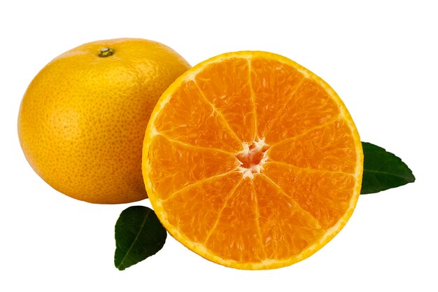 Fruta fresca de naranja jugosa sobre blanco
