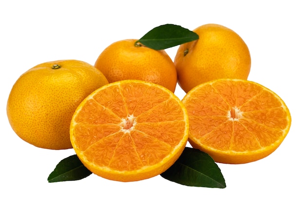 Fruta fresca de naranja jugosa sobre blanco