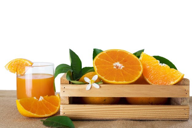 Fruta fresca de naranja jugosa sobre blanco