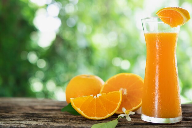 Fruta fresca de naranja jugosa sobre la naturaleza verde