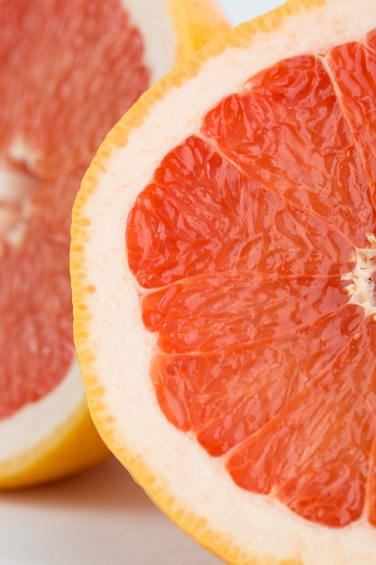 Fruta fresca naranja melosa madura jugosa medio corte pomelo closeup