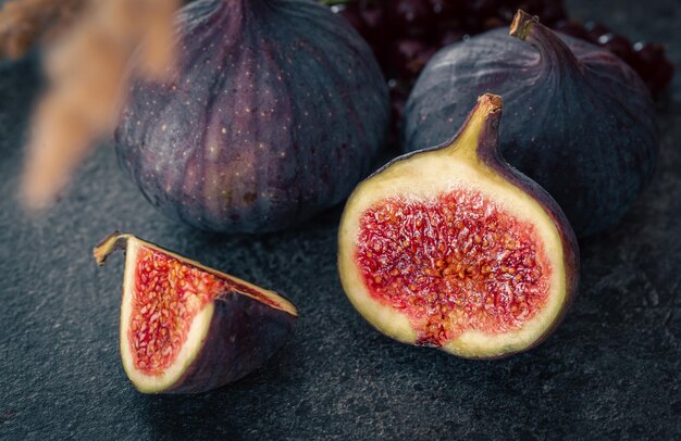 Fruta de higo de primer plano sobre un fondo oscuro borroso