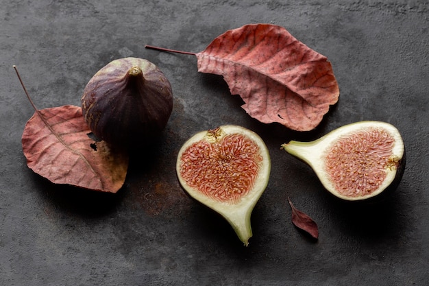 Fruta y hojas de granada cortada de alta vista