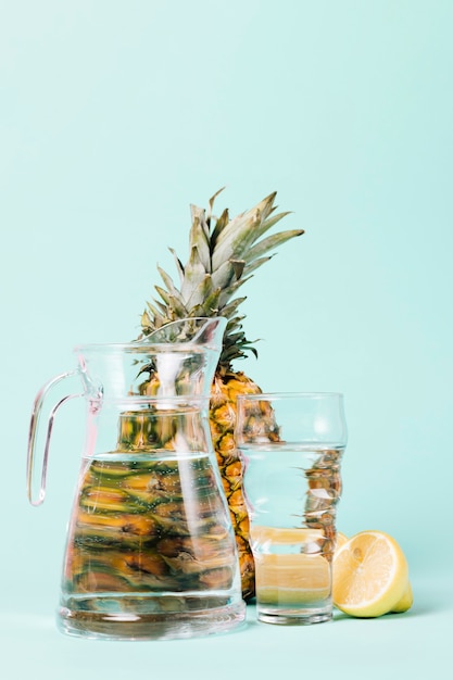 Fruta de limón y piña con agua