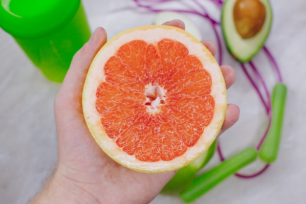 Fruta en una mano