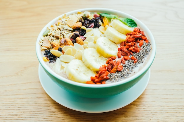 Fruta mezclada con muesli y granola