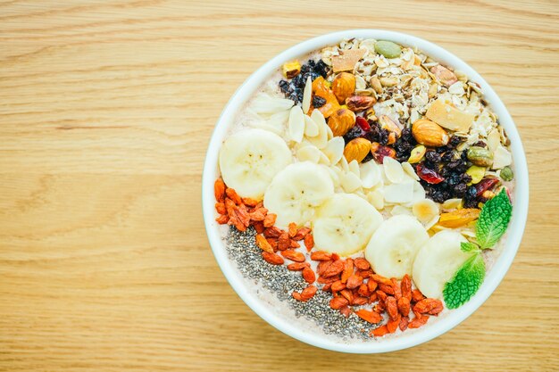 Fruta mezclada con muesli y granola