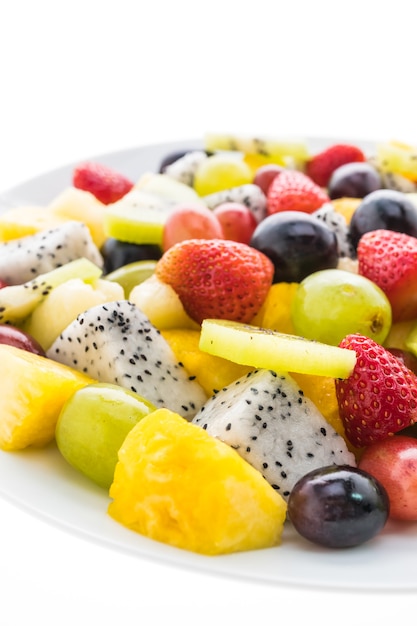 Foto gratuita fruta mezclada en un plato blanco