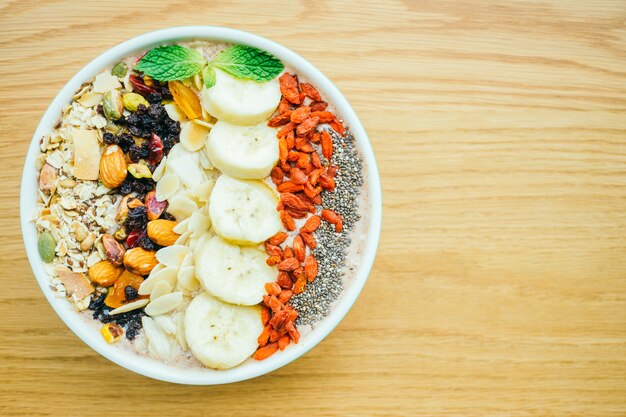 Fruta mixta con muesli y granola.