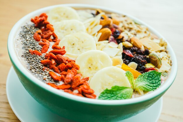 Fruta mixta con muesli y granola.