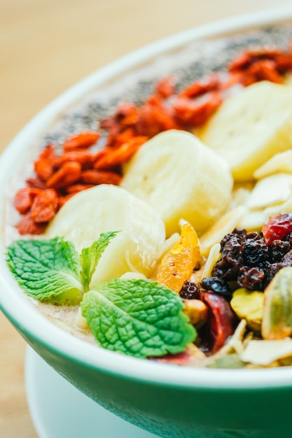 Foto gratuita fruta mixta con muesli y granola.