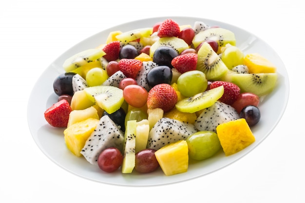 Foto gratuita fruta mixta en plato blanco