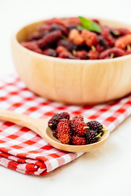 Fruta de la mora negra en un tazón