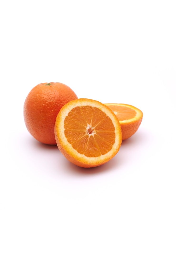 Foto gratuito fruta naranja entera y un gato a la mitad