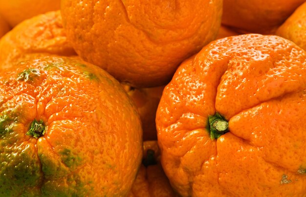 Fruta de las naranjas de las mandarinas de cerca, enfoque selectivo. Mandarinas jugosas, cítricos saludables