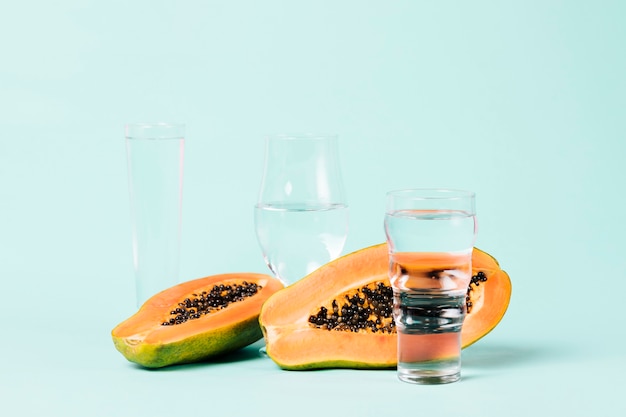 Foto gratuita fruta de papaya y vasos de agua