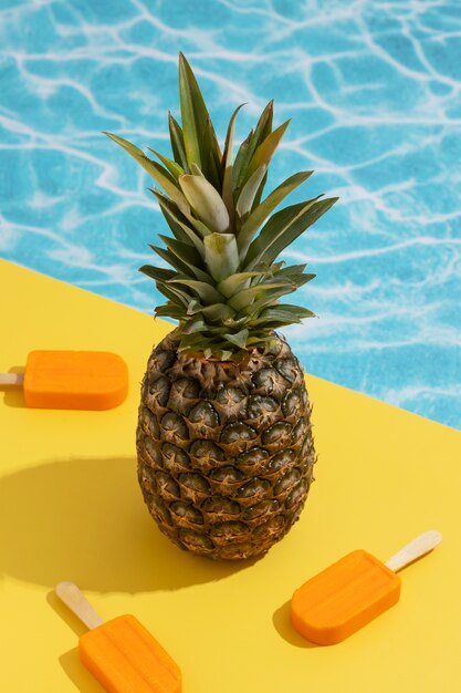 Fruta de piña en la piscina con posicles