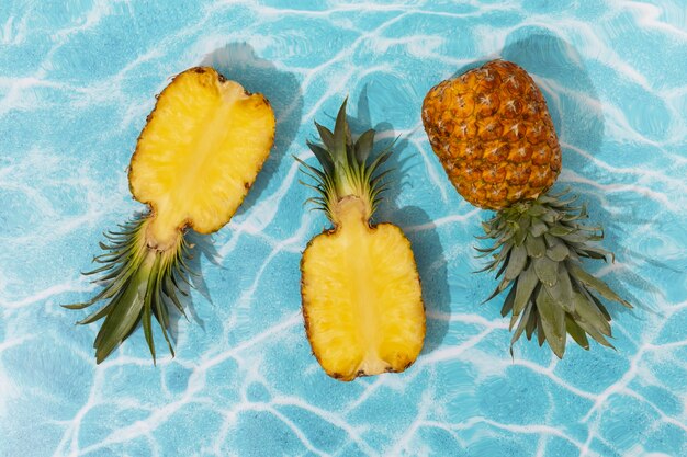 Fruta de piña en la piscina