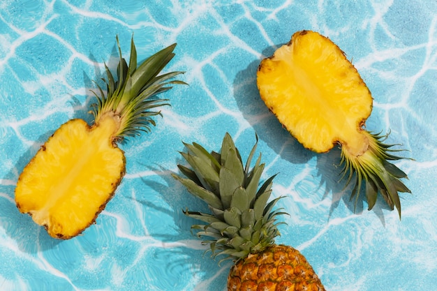 Fruta de piña en la piscina