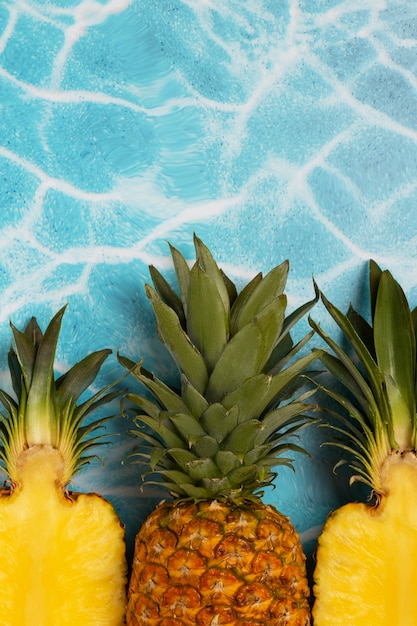 Fruta de piña en la piscina