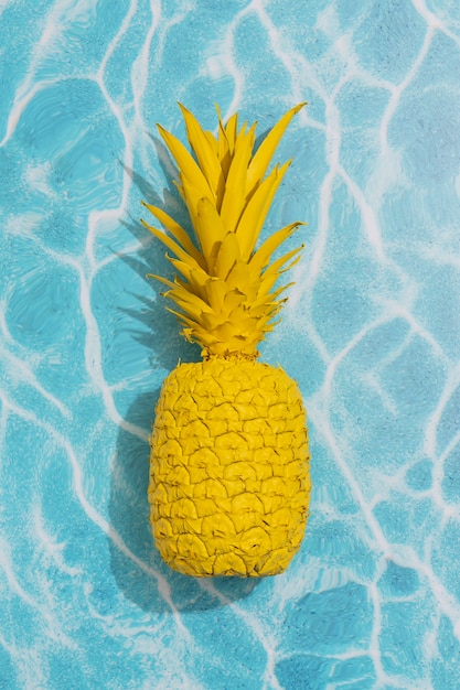 Fruta de piña en la piscina