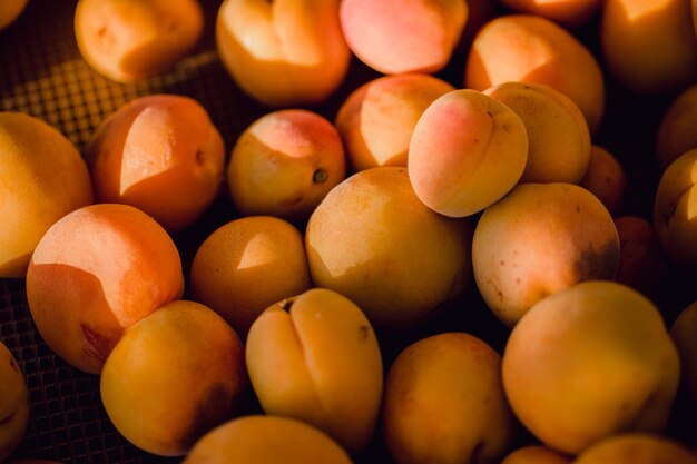 Fruta redonda amarilla sobre mesa de madera marrón