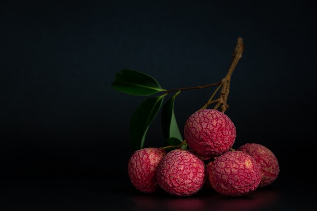 Fruta roja del lichi colocada en una cesta.