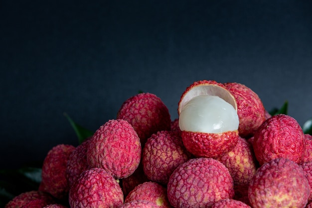 Fruta roja del lichi colocada en una cesta.